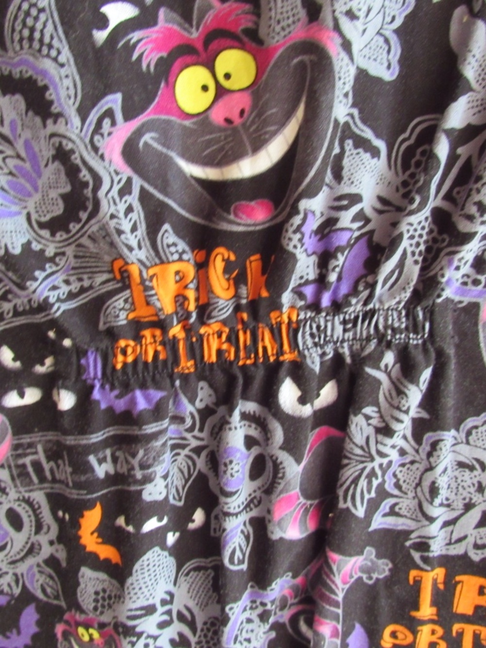 Cheshire Cat Alice in Wonderland Women's Scrub Top Halloween Black S Loungefly
